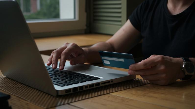 Compras online (Imagem gerada com auxílio IA/Leonardo Albertino)