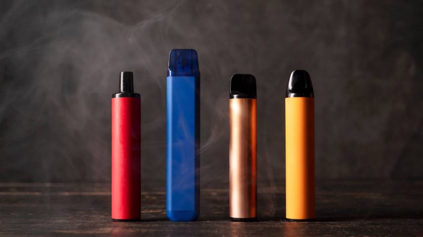 Riscos: estudos já demonstram associação entre o uso de vapes e alterações inflamatórias, disfunção endotelial e aumento do risco cardiovascular, fatores diretamente relacionados ao desenvolvimento de infarto e acidente vascular cerebral (YarikL/AdobeStock/Reprodução)