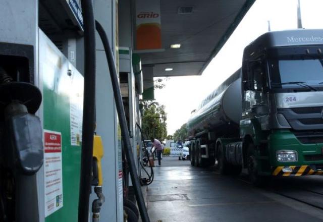 Caminhão passa por posto de combustíveis | Marcello Casal JR/Agência Brasil