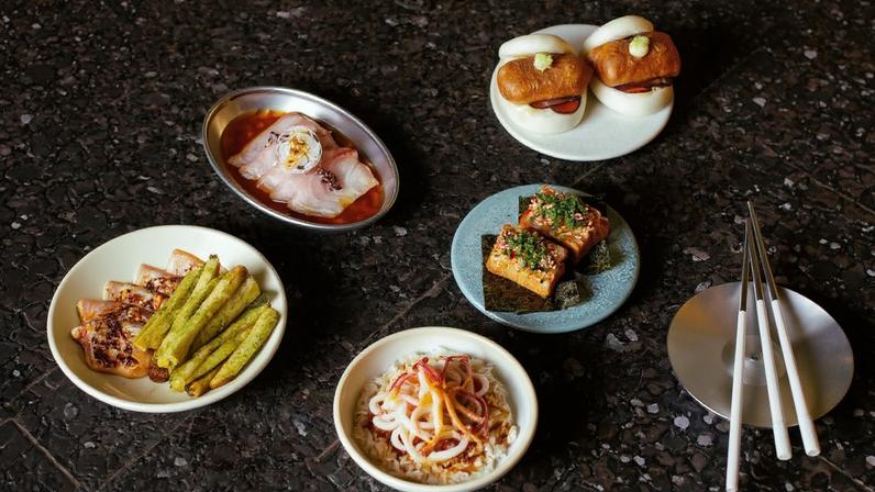Pratos variados do Aiô, restaurante de comida taiwanesa • Brejo