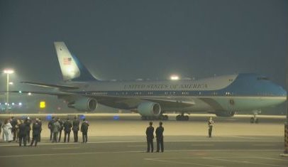Trump chega à China para visita de Estado e encontro com Xi Jinping