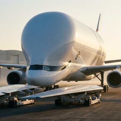BelugaXL, cargueiro em formato de baleia, transporta asas gigantes