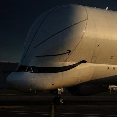 Cargueiro de 63 m, parecendo baleia, abre frente para engolir asas do A350