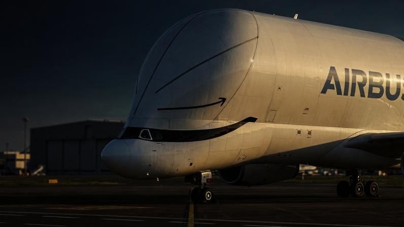 O avião cargueiro Airbus BelugaXL atrai os olhares do mundo inteiro devido ao seu formato peculiar que lembra um imenso animal marinho