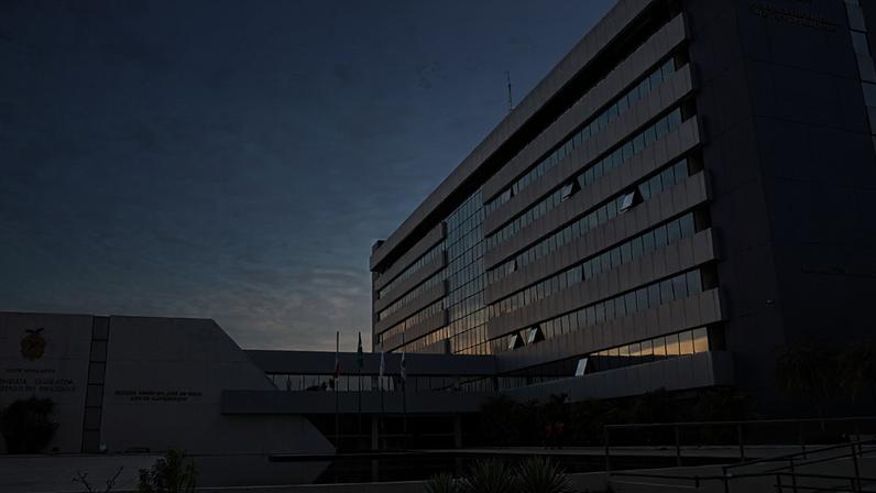 O pleito foi convocado depois que o governador Wilson Lima (União Brasil) e o vice-governador Tadeu de Souza (Progressistas) renunciaram aos cargos no início de abril.
