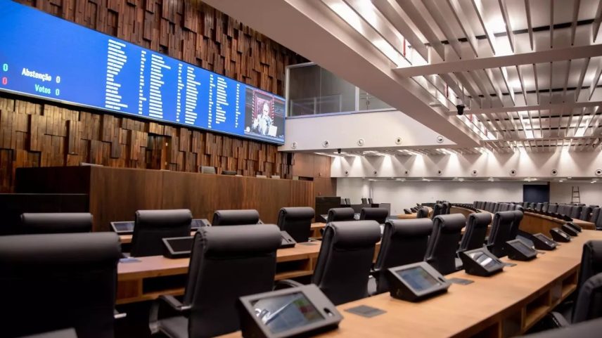 Plenário da Assembleia Legislativa do Rio de Janeiro: deputados esperam mais ações da PF