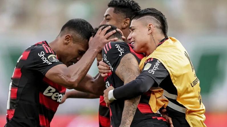 Alex Sandro vibra com Danilo após zagueiro marcar gol contra o Palmeiras na final da Libertadores (Foto: Divulgação / Flamengo)