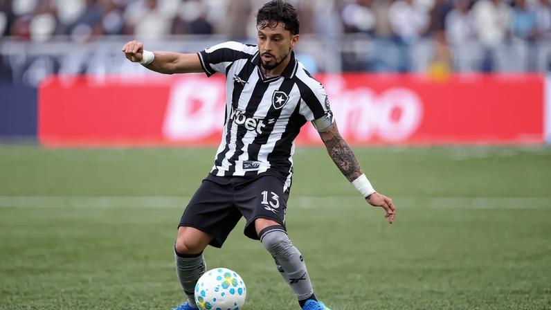 Alex Telles em ação pelo Botafogo diante do Remo (Foto: Vitor Silva/Botafogo)