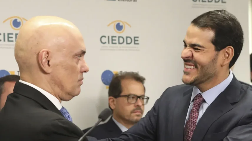 Alexandre de Moraes e Jorge Messias (Foto: Alberto Ruy/Secom/TSE)