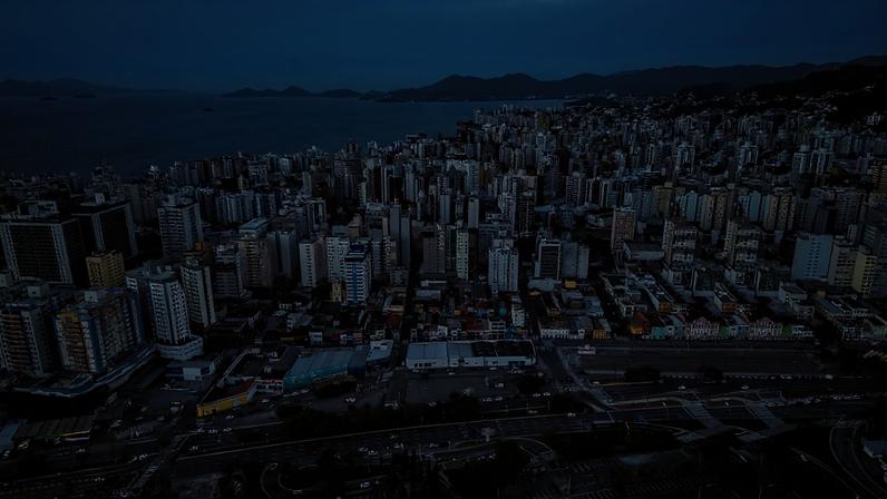 Projeto propõe isenção de impostos para atrair empreendimentos turísticos em Florianópolis, próximo ao aeroporto.