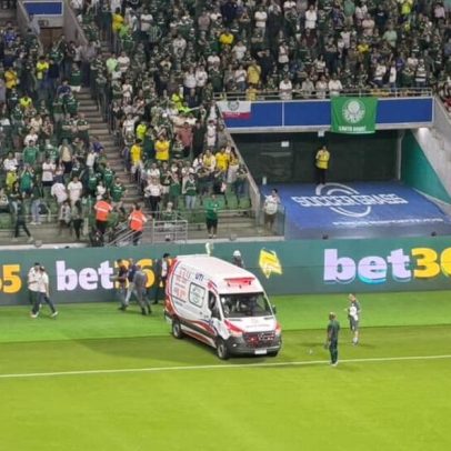 Torcedor do Palmeiras, Hulk, tenta invadir o gramado e é levado de ambulância