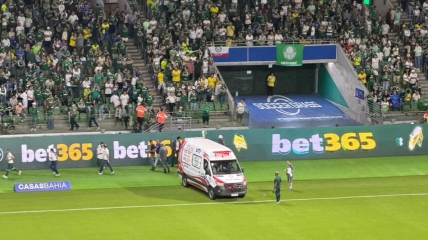 INACREDITÁVEL! Torcedor fantasiado de Hulk invade campo, torce joelho e deixa campo de ambulância