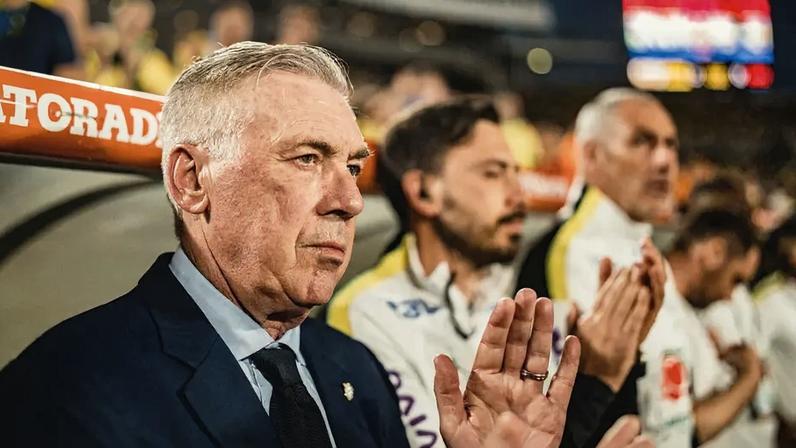 Carlo Ancelotti e comissão técnica à beira do campo no amistoso entre Brasil e Croácia