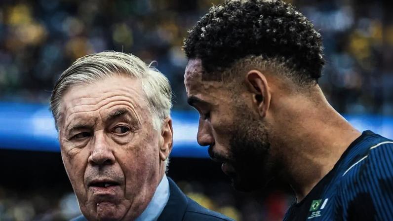 Carlo Ancelotti passa instruções a Matheus Cunha: atacante é peça importante do esquema (Foto: Victor Eleutério / Fotoarena / Folhapress)