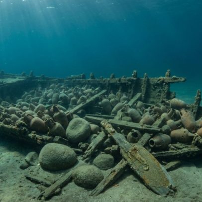 Navio de 2.400 anos aparece com casco intacto, 381 ânforas e 9 mil amêndoas
