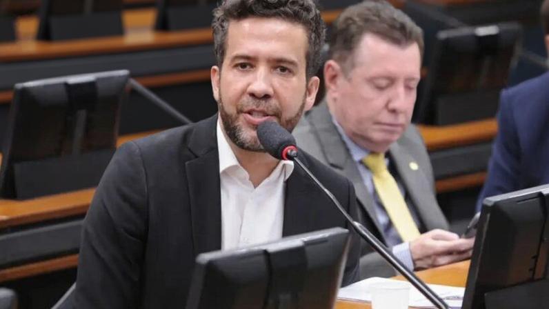 O Flávio tem uma situação interessante, que é o fato de ninguém rejeitá-lo diretamente. A rejeição é herdada do pai