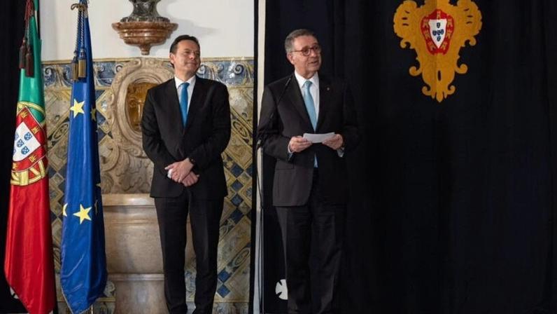 O presidente de Portugal, António José Seguro, discursa ao lado do primeiro-ministro português Luís Montenegro