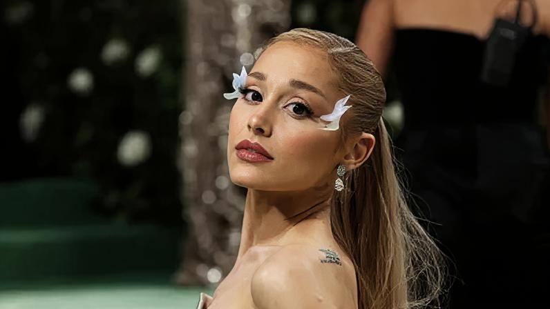 Ariana Grande no tapete vermelho do baile Met Gala 2024