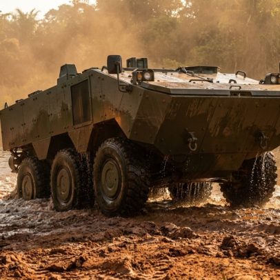 Blindado Guarani com seis rodas e casco em V atravessa água protegendo 11 militares