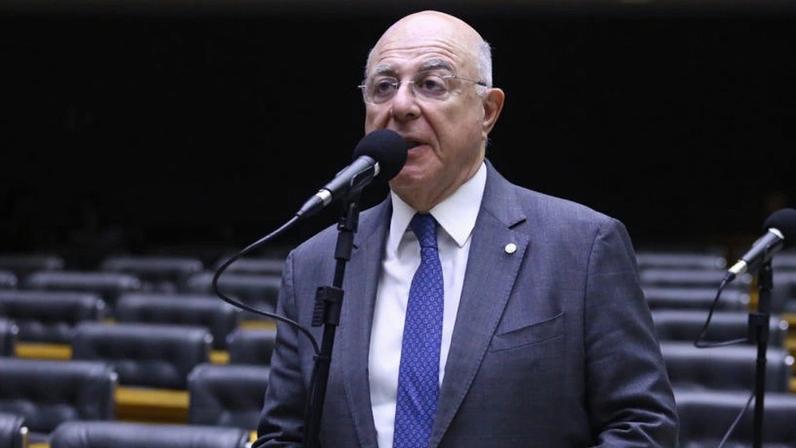 Na imagem, o relator do projeto que cria a Política Nacional de Minerais Críticos, Arnaldo Jardim
