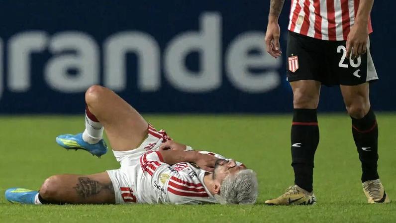 Arrascaeta lesiona o ombro direito duante duelo entre Flamengo e Estudiantes pela Libertadores (Foto: Juan Mabromata/ AFP)
