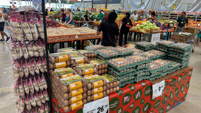 Articulista afirma que a inflação de cada um é diferente da de qualquer outro; na imagem, produtos na prateleira do supermercado