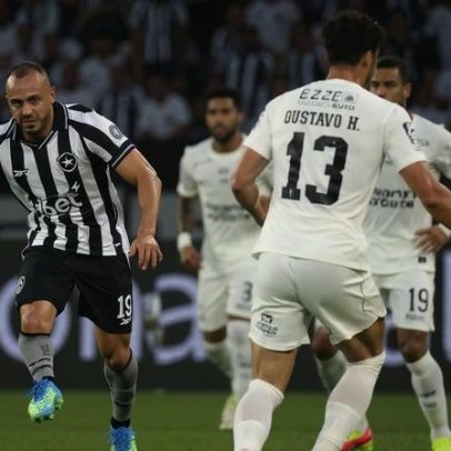 Botafogo vence o Corinthians com hat-trick de Arthur Cabral e sobe na tabela
