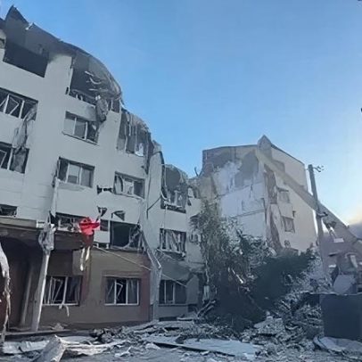 Ucrânia atinge prédio estudantil em área sob controle russo e deixa 4 mortos