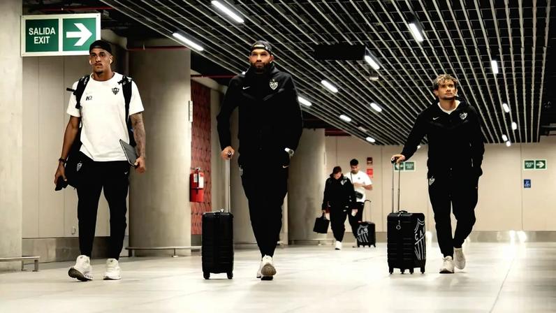 Atlético em viagem para a Sul-Americana (Foto: Pedro Souza / Atlético)