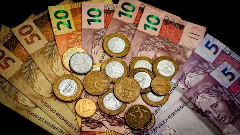 Moedas e notas de Real R$
