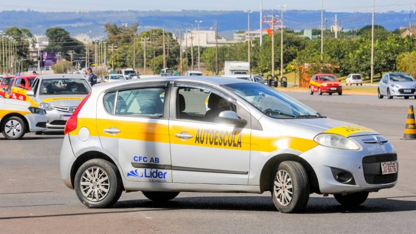 Candidato a motorista faz aula em carro de autoescola no Distrito Federal