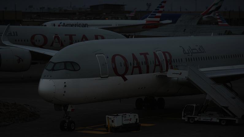 Avião da Qatar Airways estacionado no terminal de cargas da American Airlines no Aeroporto Internacional JFK, em Nova York – 02/03/2026 (Foto: REUTERS/Bing Guan)