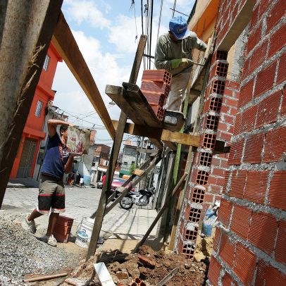 Governo reduz juros e amplia prazo de pagamento do programa de reforma de casas