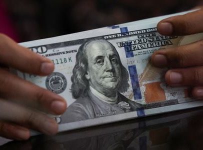 Dólar fecha estável em R$ 4,89 ante cautela com Oriente Médio