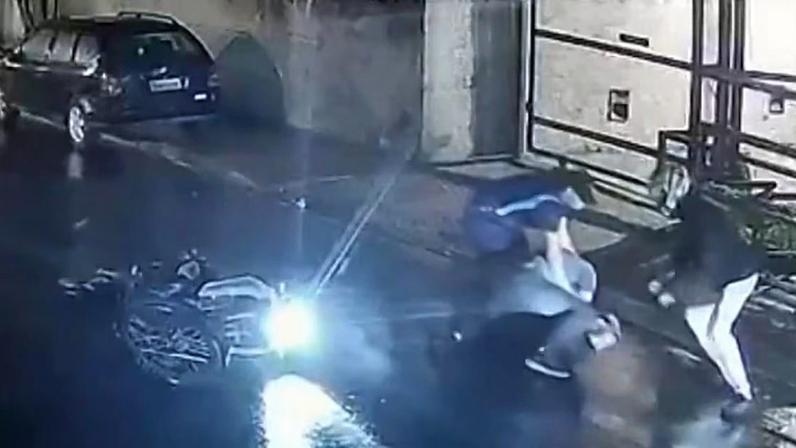 Irmãos estavam do lado de fora de um condomínio quando foram abordados por dois criminosos em uma moto; vítima chegou a ser socorrida, mas não resistiu aos ferimentos