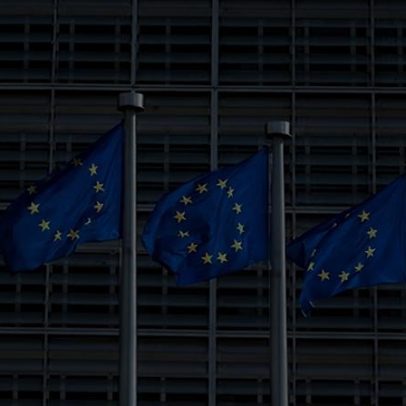 Europa revisa MiCA: juros sobre stablecoins e empréstimos com criptos