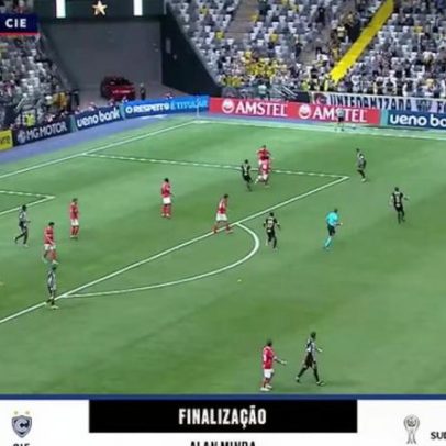 Alan Minda arrisca chute na área e acerta a trave contra o Cienciano-PER
