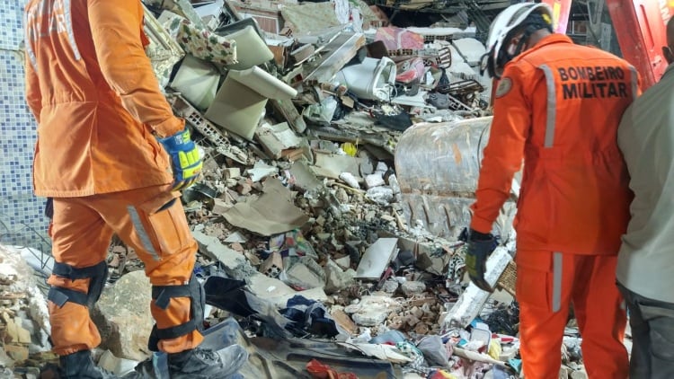 Cerca de 30 bombeiros participaram do resgate, que contou com cachorro farejador da corporação