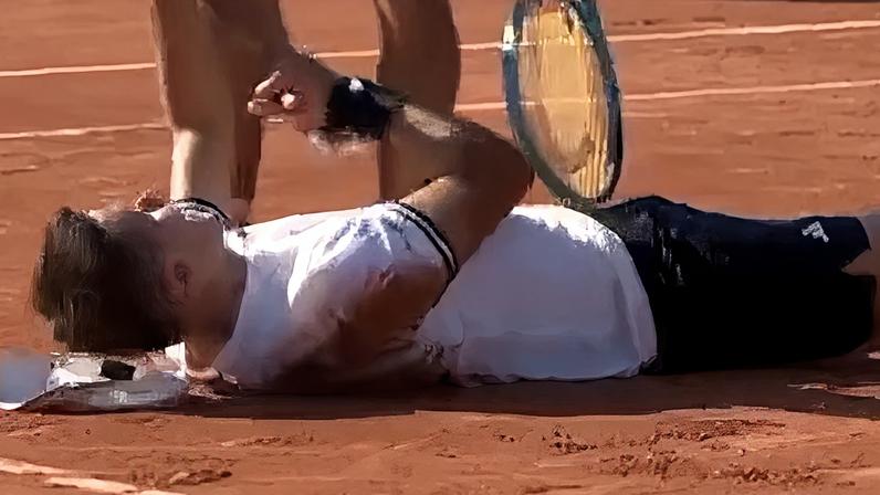 Jakub Mensik precisou de atendimento médico após vitória em Roland Garros.