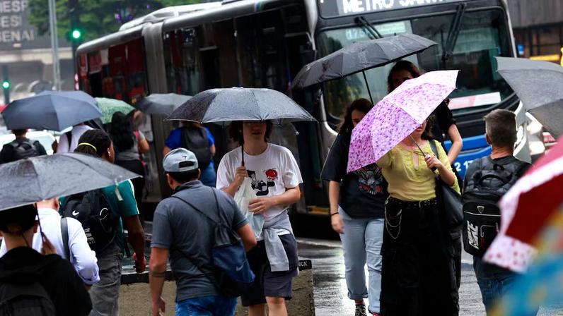 São Paulo - SP 09-02-2006 Cidades Metrópole OE / Chuva Av. Paulista - Pedestres caminham com guarda-chuva em tarde chuvosa na Av. Paulista n Foto: Daniel Teixeira/Estadão