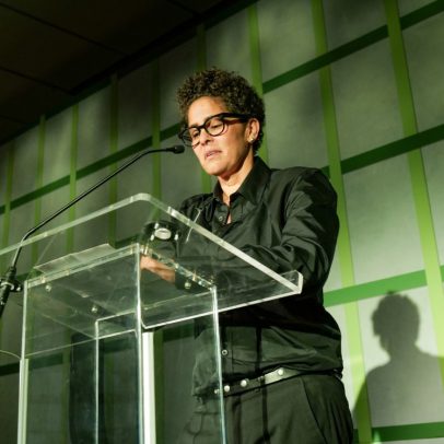 Gala Whitney homenageia Julie Mehretu, benefatora da iniciativa Free Under 25