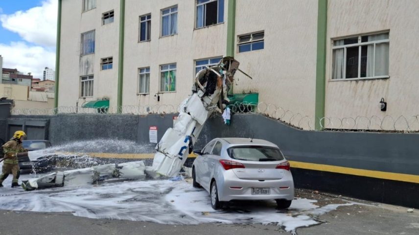Avião cai e bate em prédio em Belo Horizonte. Momento exato do acidente é captado pelo Globocop