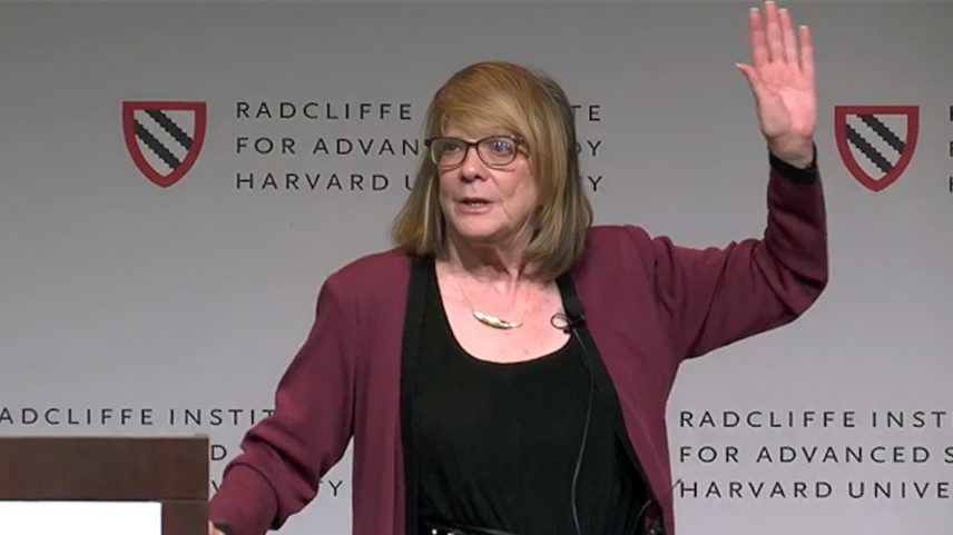 A cientista americana Elizabeth Loftus, que afirma que é possível implantar memórias falsas no cérebro