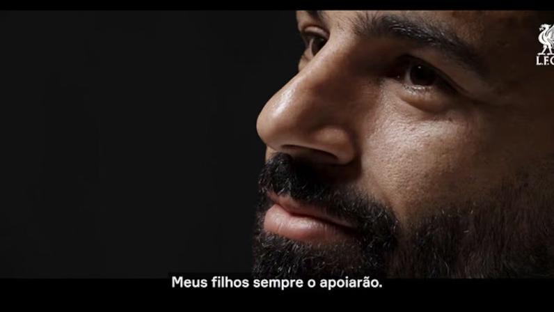 Em um novo documentário, os atuais e antigos companheiros de Mohamed Salah prestam homenagem ao grande ídolo do Liverpool FC.