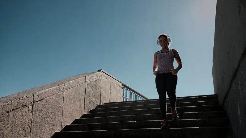 Descer escada tem efeitos únicos para o corpo