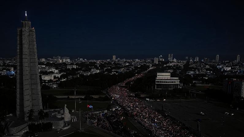 Presidente de Cuba, Miguel Díaz-Canel, marcha em ato de 1º de maio