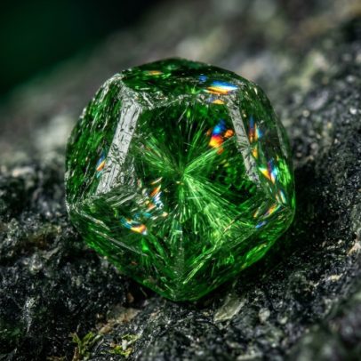 Gema da família granada brilha com dispersão superior ao diamante