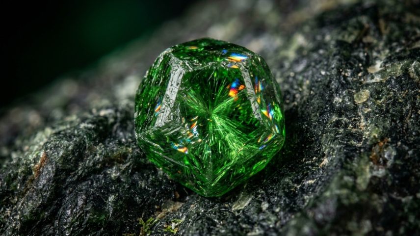 Gema da família granada conhecida por seu brilho intenso e cor verde vibrante – Créditos: depositphotos.com / Minakryn