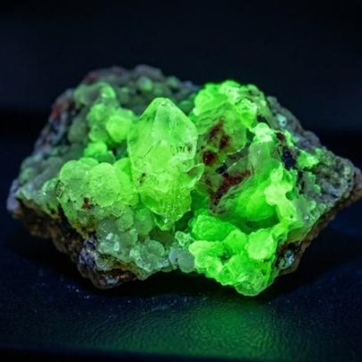 Minério de zinco de 1829 brilha verde sob luz UV