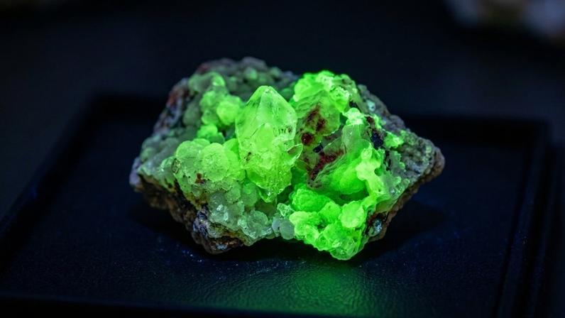 Mineral rico em zinco conhecido pela sua intensa reação fluorescente verde sob luz negra – Créditos: depositphotos.com / Daisy_83
